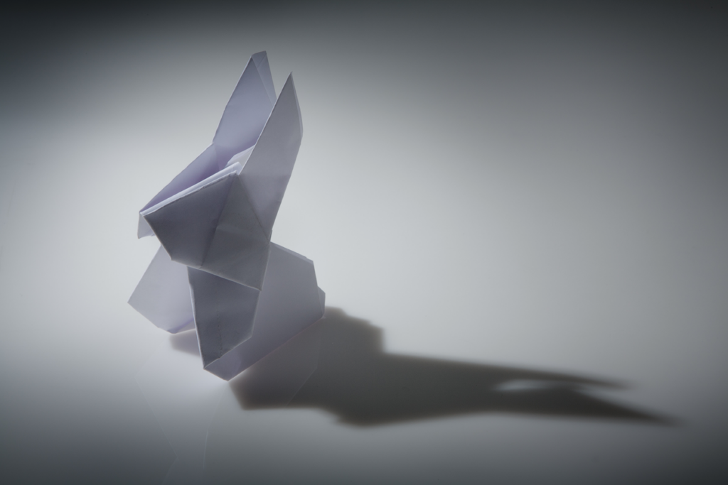 lapin en origami affaissé, tête basse, image de l'épuisement professionnel